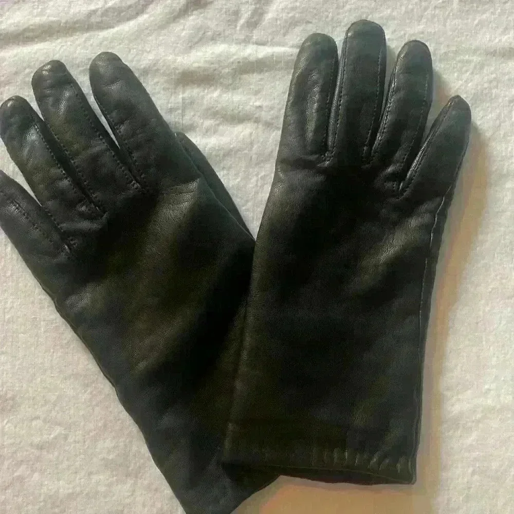 Black leather gloves with lining